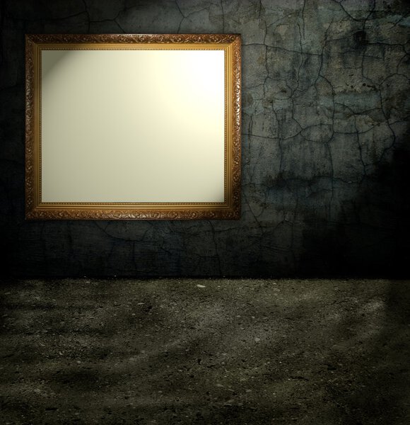 Резной позолоченный каркас на серебряной стене
