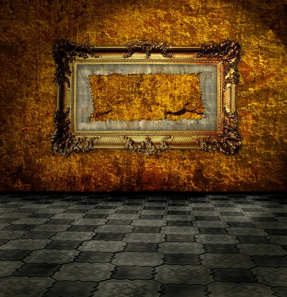 Резной позолоченный каркас на золотой стене — стоковое фото