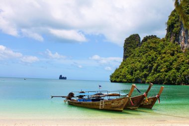 hong Island, krabi thailand durağındayım karşı kıyıda tarafından uzun tailboats