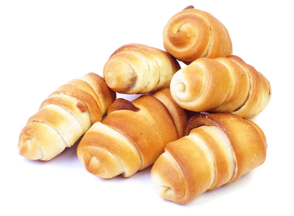 Délicieux croissants fraîchement cuits sur fond blanc — Photo