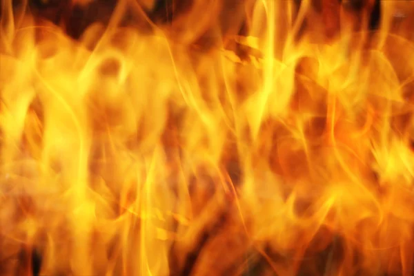 Große Flammen von einem Feuer, das in einem Ofen brennt — Stockfoto
