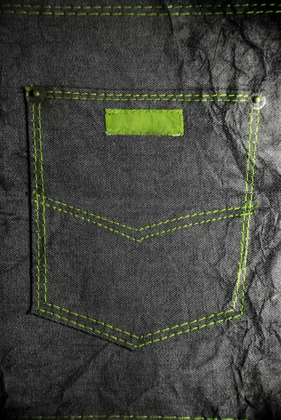 Раздавленный джинс с карманным и зеленым стежком — стоковое фото