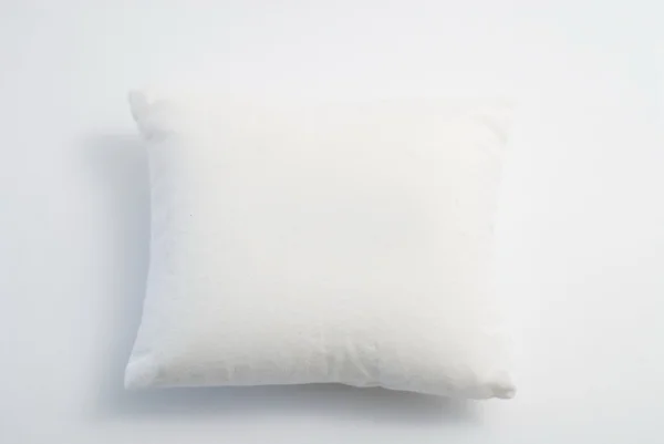 Almohada blanca aislada sobre fondo blanco — Foto de Stock
