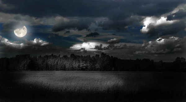 Lune dans le ciel nocturne — Photo
