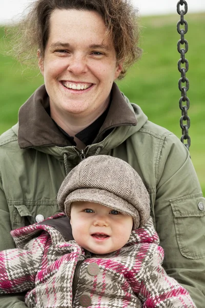 彼女のかわいい赤ちゃんの少女と若い母親 — ストック写真