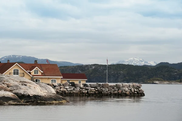 Haus in norwegischer Landschaft — Stockfoto