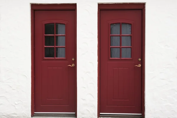 Dvě staré červené dřevěné dveře — Stock fotografie