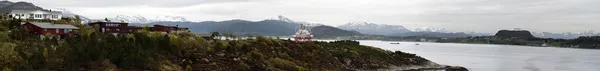 Vista panorámica en el paisaje de los fiordos noruegos — Foto de Stock