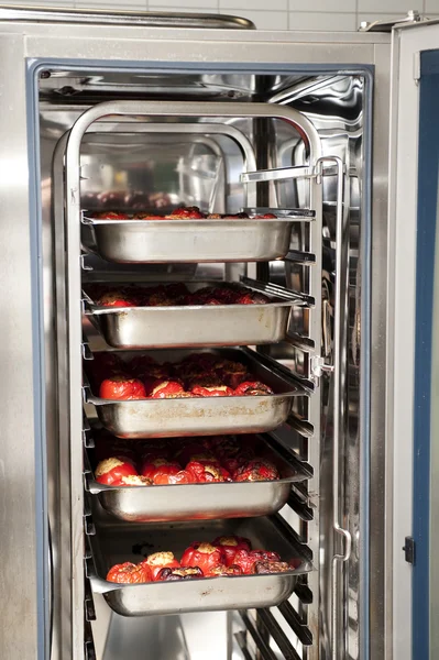 Peperoni rossi ripieni in forno — Foto Stock