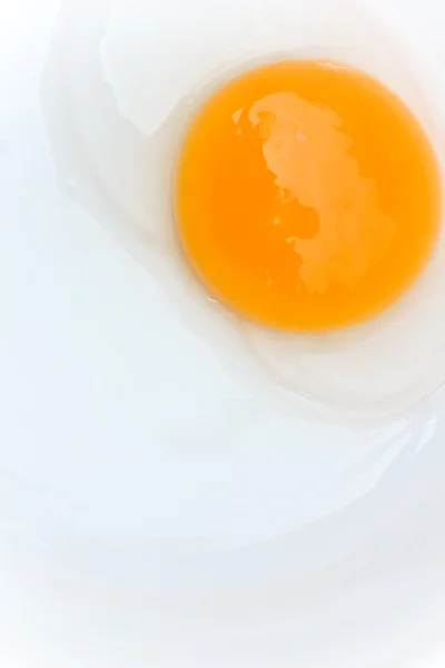 Surowe jajko na białym tle — Zdjęcie stockowe