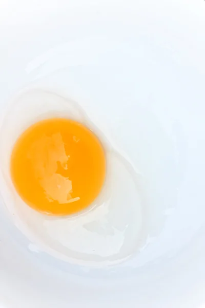 Rauw ei geïsoleerd op wit — Stockfoto