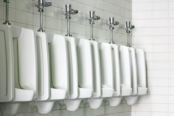 Toilettes blanches propres urinoir — Photo