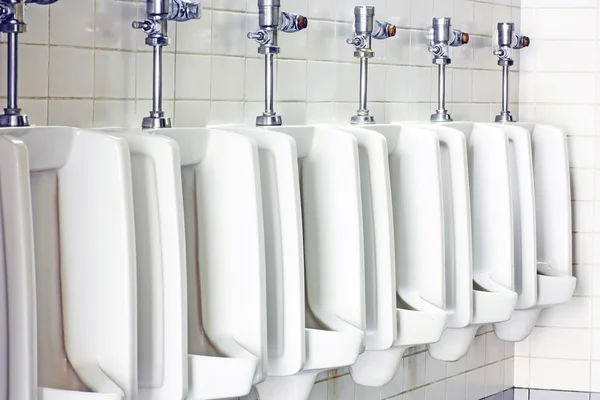 Pisuar białe czyste toalety — Zdjęcie stockowe
