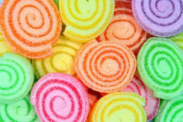Bonbons colorés sur un fond . — Photo