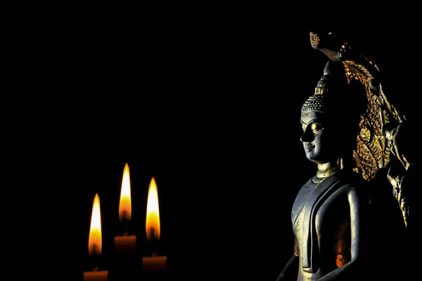 Licht van Boeddha beeld in — Stockfoto