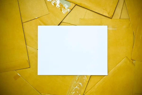 Kahverengi zarf Belgemin arka planı — Stok fotoğraf