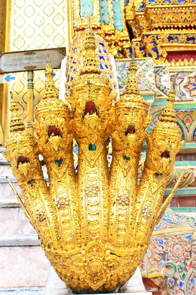 Staty av gyllene naga — Stockfoto