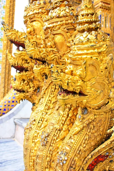 Statue der goldenen Naga — Stockfoto