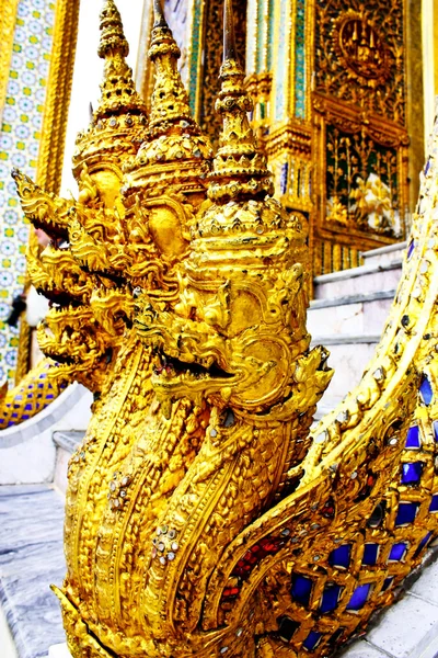 Statue of Golden Naga — Stock Photo, Image