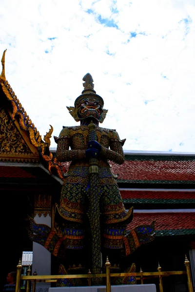Raksasa berdiri di sekitar pagoda — Stok Foto