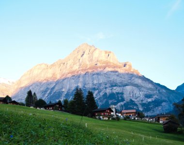 jungfrau geçmişi olan Swiss köy görünümü