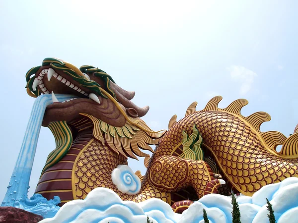 Un dragon accroupi géant style chinois — Photo