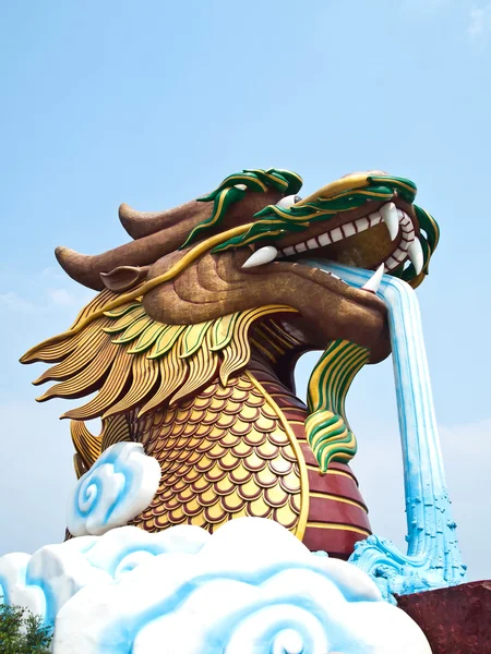 Ett stort huvud av crouching dragon, thailand — Stockfoto