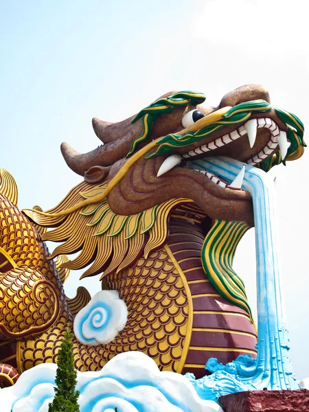 Velké číhající drak, Thajsko (vertikální) — Stock fotografie