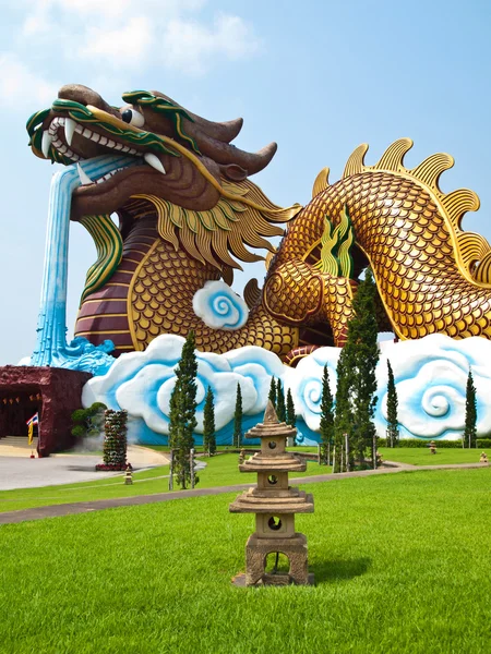 Un grande drago accovacciato e una piccola pagoda — Foto Stock