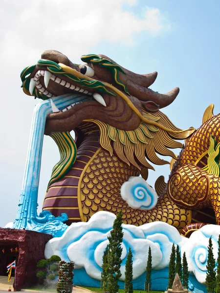 Um grande dragão agachado, Tailândia (Vertical ) — Fotografia de Stock