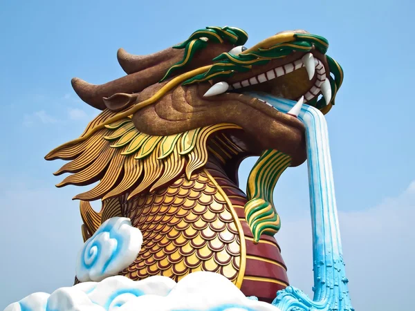 Cabeça de dragão em um estilo chinês, Tailândia — Fotografia de Stock