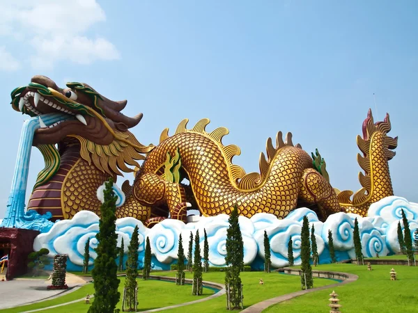 Dragón gigante agachado en Suphan Buri, Tailandia —  Fotos de Stock
