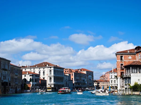 Canal Grande di Venezia con cielo blu — Foto Stock