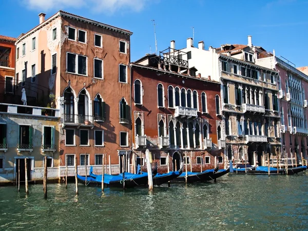 Venedik gondol teknelerin liman — Stok fotoğraf