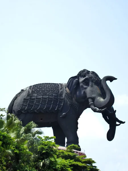 Slon status s modrou oblohou — Stock fotografie