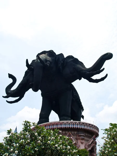Статус слона с тремя головами (вертикальный) ) — стоковое фото