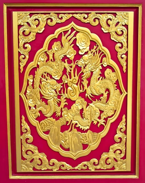 Podwójny Złoty Smok w stylu chińskim na czerwony drewno — Zdjęcie stockowe