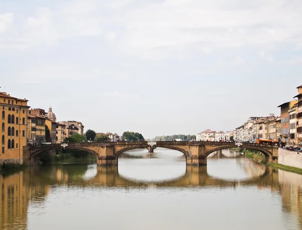 Reflexão da Ponte alle Grazie Bridge Florença, Itália — Fotografia de Stock