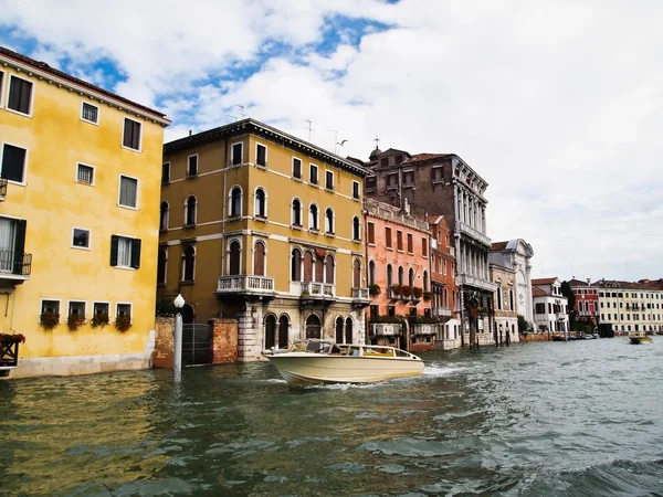 Servicio de taxi-barco en el Gran Canal de Venecia en Italia — Foto de Stock
