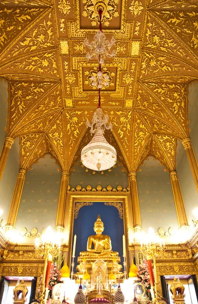O Buda Ankhiros, escultura dourada — Fotografia de Stock