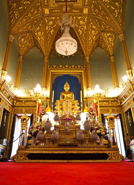 Escultura dourada do Buda Ankhiros — Fotografia de Stock