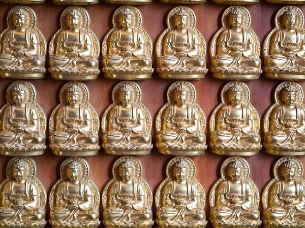 Satırlardaki küçük Buda heykeli — Stok fotoğraf