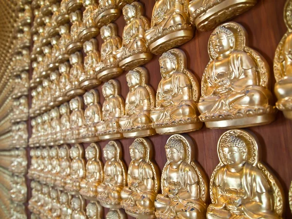 Rangée de nombreuses petites statues de Bouddha — Photo