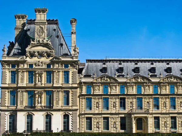 Красивый вид на дворец Лувр в Париже — стоковое фото