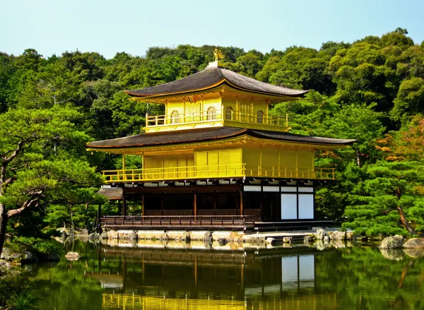 El Pabellón de Oro Kinkakuji en Kyoto, Japón — Foto de Stock