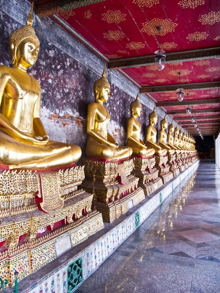 Řádek zlatými sochami Buddhy — Stock fotografie