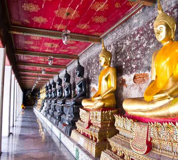 Ряд сидящих статуй Будд — стоковое фото