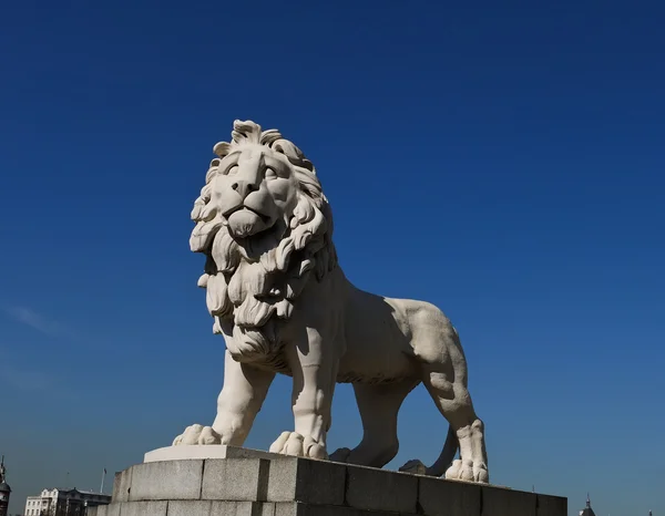 Статуя белого льва охраняется в Лондоне — стоковое фото