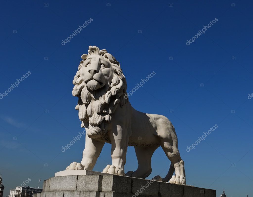 White lion statue guarding in London — Stock Photo © thaifairs 5791492