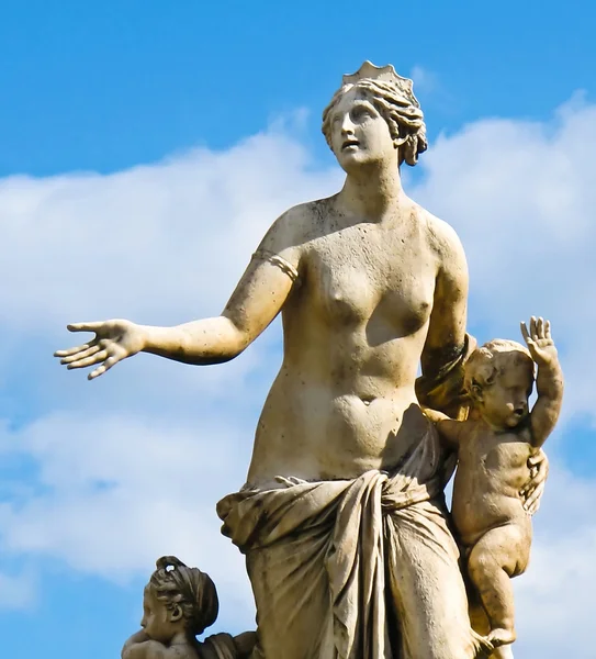 女人和两个男孩雕像在凡尔赛城堡 — 图库照片